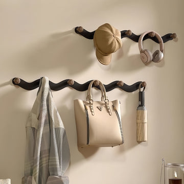 Elegant Vågformad Klädhängare i Äkta Valnöt