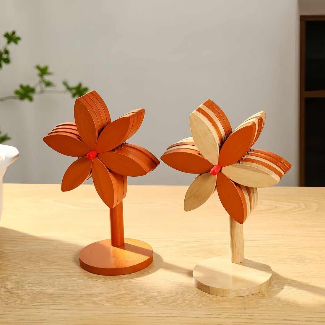 Dekorativt grytunderlägg 'Vindsnurra' i trä