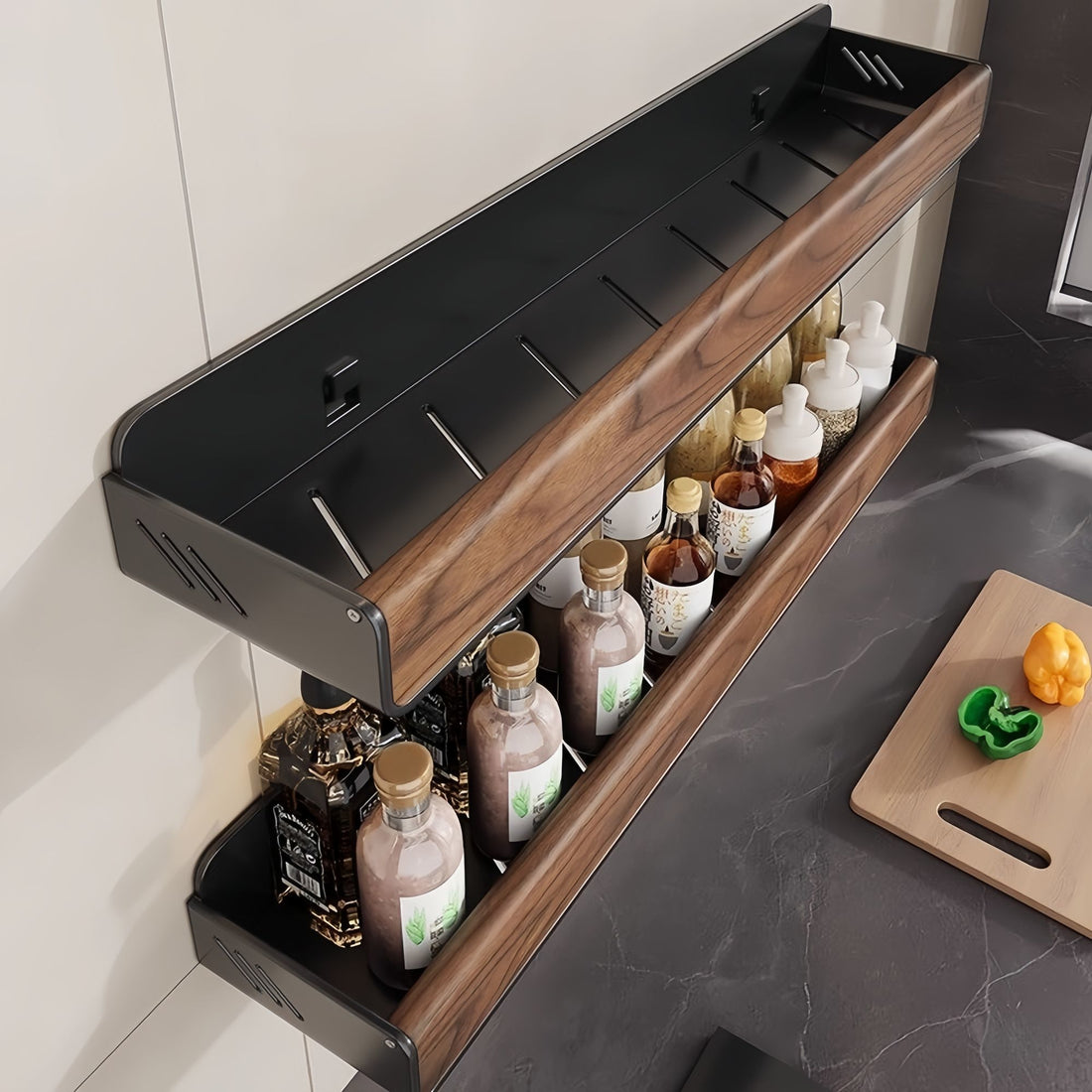 Vägghängd kryddhylla i valnöt och kolstål (borrfri)