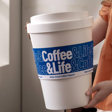 Papperskorg i kreativ kaffemuggsdesign