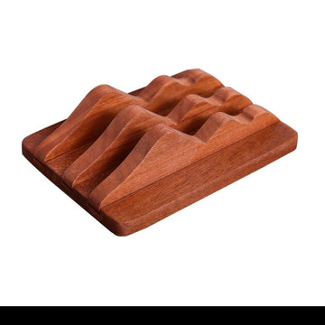 Massiv trähållare för laptop och iPad – vertikal ställning