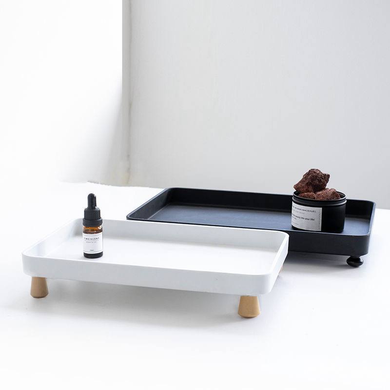 Rektangulär bricka med träben