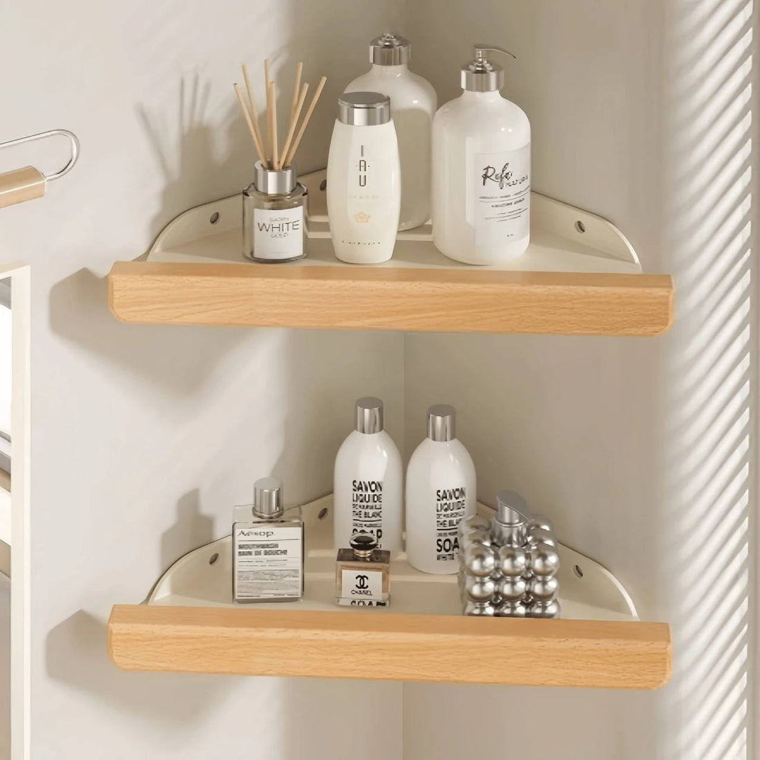 Modern hörnhylla i trä och aluminium (borrfri)