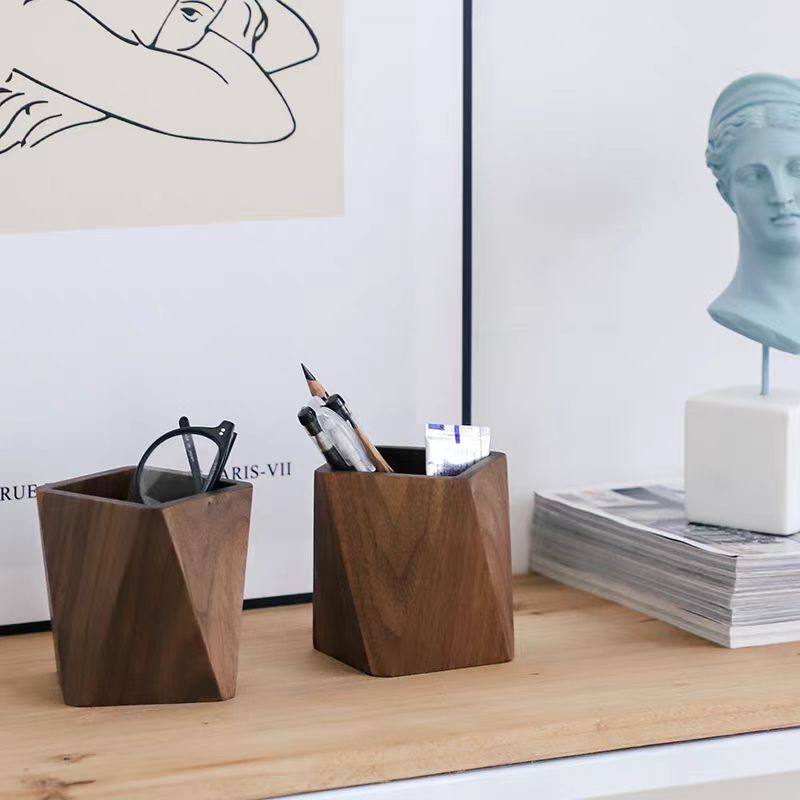 Pennhållare i Massivt Trä – Elegant &amp; Praktisk Förvaring