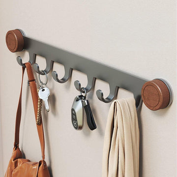 Väggkrok i valnötsträ – nagelfri installation